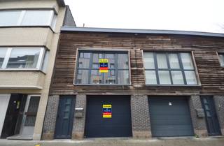 Bezoekaanvragen enkel op afspraak via: stephanie@immodelestre.be - Deze instapklare en uitstekend onderhouden woning is ideaal gelegen in Aalst,...