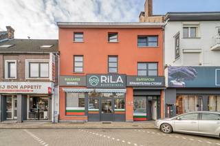 Deze rendabele opbrengsteigendom is strategisch gelegen in Genk en combineert commercieel potentieel met residentieel comfort. Het pand bestaat...