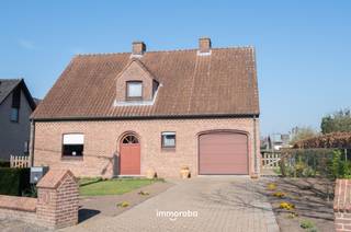 Stevige woning op een prachtig perceel grond van 1019 m².<br />Perfect gelegen in een rustige straat en op wandelafstand van handelszaken en supermarkt.<br /><br />De open bebouwing omvat een inkom, toilet, gezellige living met houtcassette, keuken, veranda, badkamer, 2 slaapkamers (waarvan 1 op het gelijkvloers), grote zolder (2 extra slaapkamers mogelijk), kelder, garage met wasplaats en grote tuin met overdekt terras.<br /><br />Benieuwd naar de indeling en staat van de woning? Kom gerust eens kijken.<br />Mailen naar sylvie@immoroba.be of een seintje op 09/388.53.53.