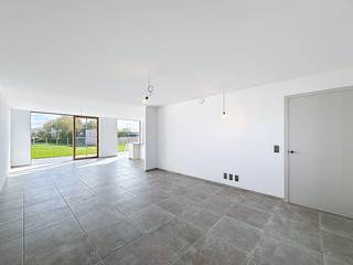 Net buiten het centrum van Boezinge, op een 7-tal minuten rijden van Ieper, vinden we deze prachtige nieuwbouwwoning terug. Opgericht in een moderne-landelijke stijl is deze halfopen bebouwing volledig afgewerkt en energetisch perfect in orde.Indeling:* Gelijkvloers 0:- inkomhal- apart toilet- ruimte, lichtrijke leefruimte met open keuken uitgerust met een keramische kookplaat met dampkap en spoelbak- aansluitende berging/wasplaats met zij-toegang* Verdieping +1:- nachthal- 3 slaapkamers (15, 16 &amp; 17 m²)- ruime badkamer met dubbele inbouwlavabo en inloopdouche* Verdieping +2:- slaapkamer (18 m²)- zolder/bureau-/polyvalente ruimte* Buittenniveau- voortuin- oprit- carport- zuidwest-gerichte tuin met verzichten- tuinberging=&gt; EPC-label A=&gt; Onmiddellijk beschikbaar