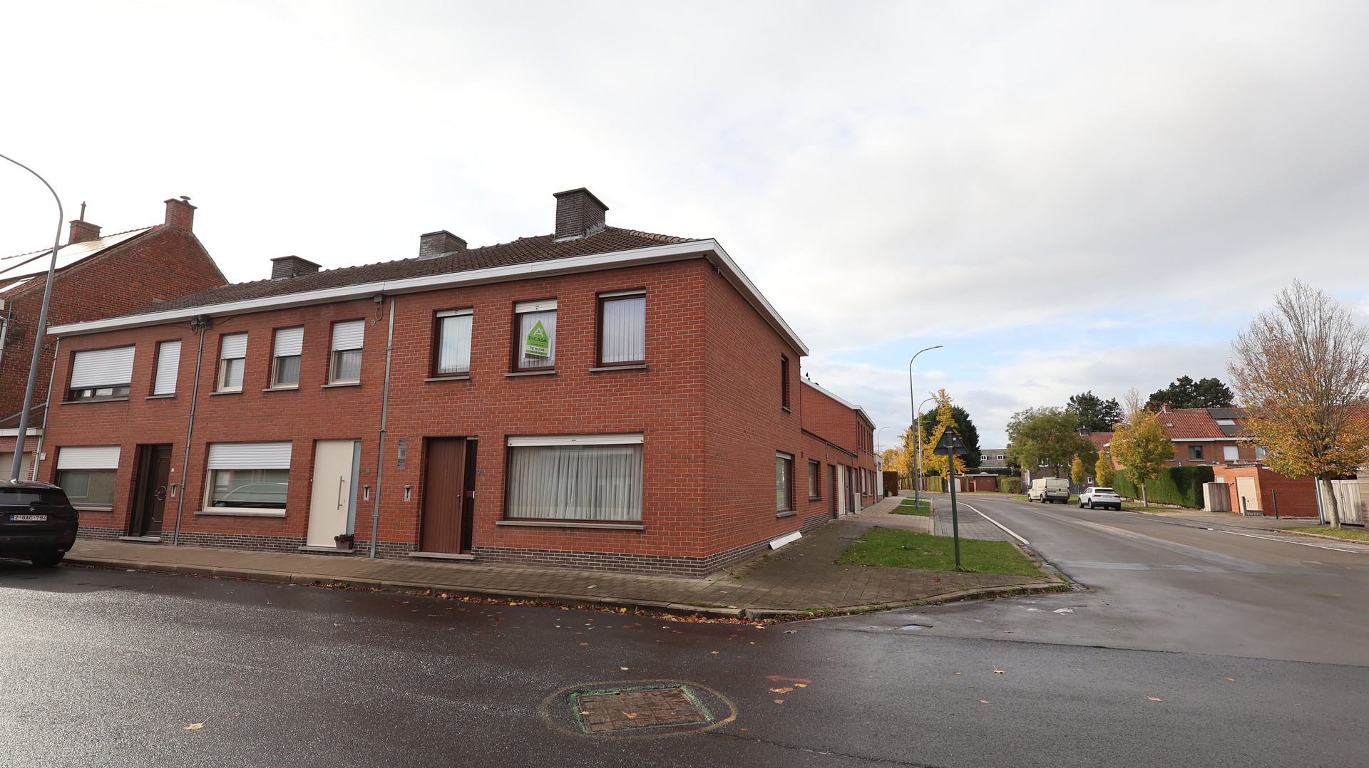 Halfopen huurwoning in het centrum van Izegem met garage - foto 1