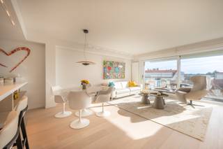 Top emplacement au Zoute : appartement idéalement situé entre la place Albert et la place du Triangle, bénéficiant d’une vue panoramique sur le Zoute et d’une terrasse plein sud. Cet appartement a été entièrement rénové avec des finitions luxueuses.<br /><br />Composition : <br />Hall d'entrée avec toilettes invités et grands placards. Spacieux séjour lumineux comprenant un salon donnant accès à la superbe terrasse avec magnifique vue sur le Zoute résidentiel. Cuisine ouverte, entièrement équipée et haut de gamme, avec coin repas. Débarras pratique. <br />Dans le hall de nuit se trouvent deux chambres à coucher confortable. La chambre principale dispose de nombreux rangement intégrés et d'une salle de douche en suite avec chauffage mural. La deuxième chambre est actuellement aménagée en buanderia avec lit superposé fonctionnel. Une deuxième salle de douche complète l'ensemble.<br /><br />Tente solaire électrique sur la terrasse sud, rideaux électriques dans le salon, climatisation dans tout l’appartement.<br /><br />L'appartement comprend une cave pratique ainsi qu'un local à vélos commun facilement accessible par une rue latérale. <br />Une place de parking dans la résidence est vendue avec l'appartement (65.000 €), convenant pour une petite voiture ou une golfcar (électricité disponible).<br />Possibilité d'acquérir en plus un double garage box au niveau -1 en face de la résidence. <br /><br />Visite vivement recommandée !