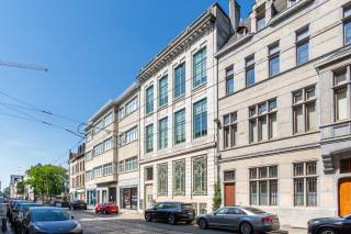 In het historische hart van Antwerpen bevindt zich deze uitzonderlijke duplexwoning, waar authentieke architectuur en hedendaags wooncomfort elkaar ontmoeten. Gelegen op wandelafstand van de Grote Markt, de Kaaien en het Eilandje geniet u hier van een unieke woonbeleving in een van de meest gegeerde buurten van de stad.<br /><br />De residentie werd met respect voor haar historische karakter volledig gerenoveerd en energetisch geoptimaliseerd. De authentieke gevel bleef behouden, terwijl achter de gevel een hoogwaardige afwerking en hedendaagse technieken zorgen voor een duurzaam en toekomstgericht wooncomfort.<br />De duplex verwelkomt u via een ruime inkomhal. <br /><br />Op het gelijkvloers bevinden zich twee volwaardige kamers, waarvan één zich perfect leent als bureau, hobbyruimte of extra slaapkamer. De master beschikt over een stijlvolle dressing en directe toegang tot de badkamer, uitgerust met een dubbele wastafel, royale inloopdouche. Verder zijn er een afzonderlijk gastentoilet, een praktische berging en een aparte wasruimte.<br /><br />De bovenverdieping vormt het hart van de woning. Dankzij de indrukwekkende plafondhoogte en de overvloedige lichtinval ontstaat een bijzonder ruimtelijk gevoel. De open leefruimte sluit naadloos aan op de volledig uitgeruste keuken, waardoor een elegante en uitnodigende leefomgeving ontstaat. Doorheen de woonruimtes werd gekozen voor een warme eiken parketvloer.<br /><br />Als bewoner geniet u bovendien van een prachtig aangelegde gemeenschappelijke binnentuin, een afgesloten fietsenberging met laadvoorzieningen voor elektrische fietsen en de mogelijkheid om ondergronds te parkeren.<br /><br />Voor ultiem wooncomfort in het hart van Antwerpen kan u één ondergrondse autostaanplaatsen aankopen aan € 45.000 per plaats.<br /><br />Interesse?<br />Contacteer LISTED vandaag nog: +32 3 283 51 51.<br />