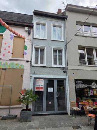 Handelsruimte gelegen in de Wijngaardstraat 14. Bestaande uit gelijkvloers (23m²) / 1e verdiep & 2e verdiep. Ideaal als kapsalon / barbier...