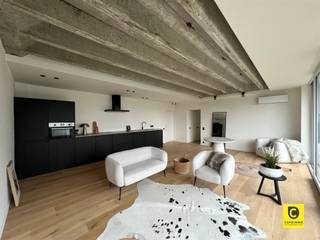 <p><span>Volledig gerenoveerd 2-slk appartement met ruim terras en garagebox te Berchem!</span></p><p><span>Stijlvol wonen bereikt een hoogtepunt in dit prachtig gerenoveerde appartement op de 5de verdieping, gelegen aan de begeerde Fruithoflaan in Berchem.</span></p><p><span>Gelegen op een toplocatie biedt dit appartement niet alleen een prachtige plek om te wonen, maar ook nabijheid tot alle voorzieningen, groene ruimtes en vlotte verbindingen.</span></p><p><span> </span></p><p><span>Het appartement heeft de volgende indeling</span></p><p><span> </span></p><p><span>Leefruimte en keuken</span></p><p><span>U komt binnen in de ruime lichtrijke leefruimte met volledig geïnstalleerde open keuken.</span></p><p><span>Deze volledige ruimte is gezet op een mooie parket houten vloer en geniet van veel natuurlijk lichtinval.</span></p><p><span> </span></p><p><span>Slaapkamer en badkamer</span></p><p><span>Het appartement beschikt over 2 ruime slaapkamers die beide toegang bieden tot het terras. </span></p><p><span>De badkamer is voorzien van een dubbel lavabomeubel en een inloopdouche.</span></p><p><span>Via de nachthal heeft u alsook toegang tot het aparte toilet met handenwasser, technische ruimte en aparte wasplaats.</span></p><p><span> </span></p><p><span>Een gunstige EPC-score A staat garant voor energiezuinigheid, waardoor je niet alleen comfortabel woont maar ook milieubewust bezig bent.</span></p><p><span>Het hoogtepunt van deze woning is het ruime terras, een oase van rust boven de bruisende stad, perfect voor ontspanning en gezellige momenten.</span></p><p><span>De garagebox voegt een extra laag van gemak toe aan deze al indrukwekkende aanbieding.</span></p><p><span> </span></p><p><span>Huurprijs en beschikbaarheid:</span></p><p><span>Maandelijkse huurprijs: 1.200,00 euro (appartement) &amp; 60,00 euro (ondergrondse garagebox)</span></p><p><span>Maandelijkse kosten: 200,00 euro (Water, onderhoud &amp; minuterie van het gebouw, huisvuil ophaling) </span></p><p><span>Beschikbaarheid: 1/06/2026</span></p><p><span> </span></p>