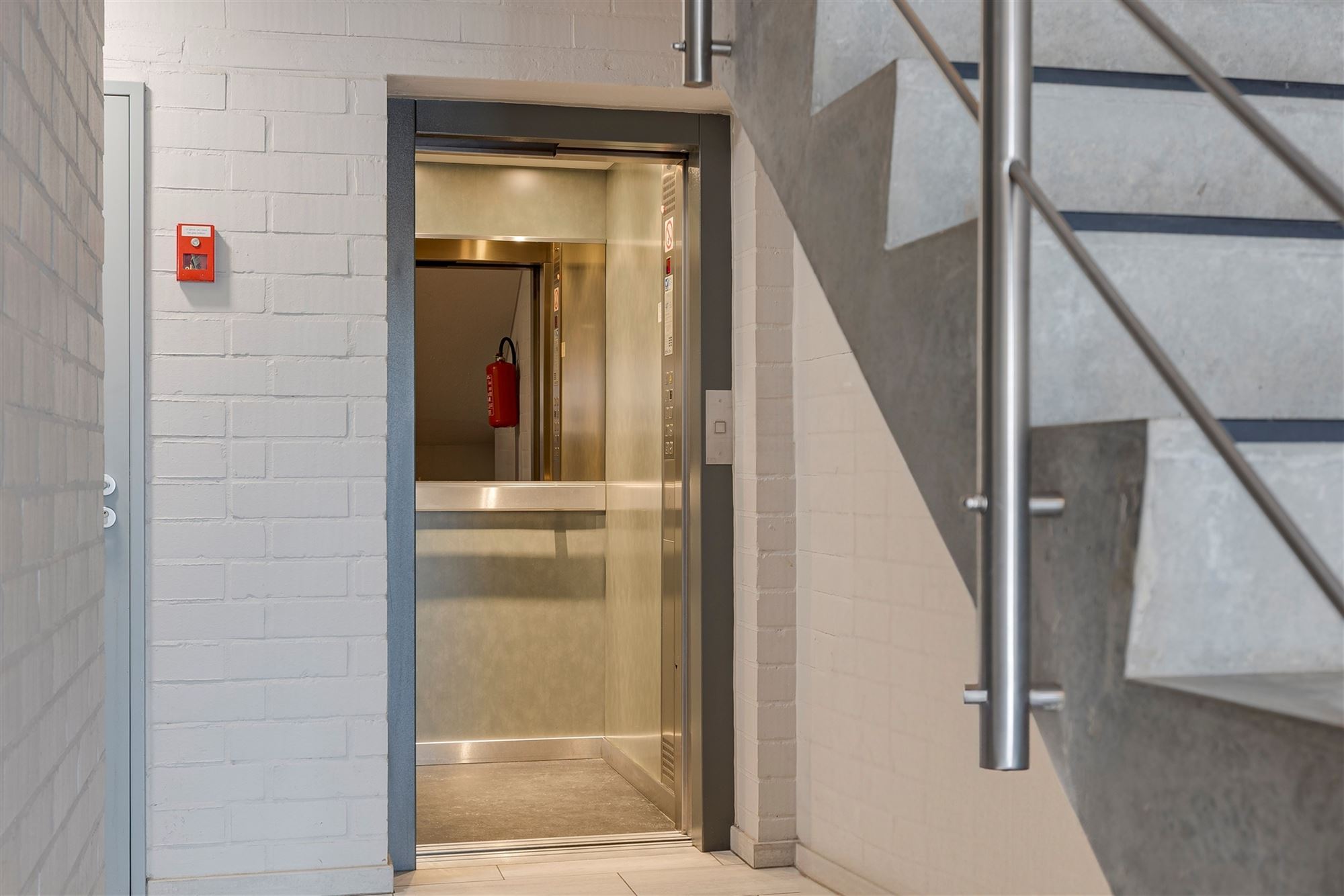 Recent appartementsgebouw met 5 appt + garage in Merksem - foto 3