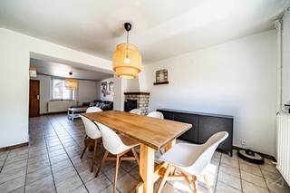 <p><span>WE Invest Sud Luxembourg presents this charming semi-detached house ideally located in Aubange, close to both the Luxembourg and French borders as well as all amenities, offering a practical and pleasant living environment for a family.</span></p>
<p><span>As you enter the house, you are welcomed by a spacious and bright entrance hall leading to a pleasant living area composed of a bright lounge and dining room. The adjoining kitchen, fully renovated and functional, features a central island ideal for sharing convivial moments.</span></p>
<p><span>The ground floor also includes a guest toilet, a laundry room and a one-car garage offering great potential thanks to its mezzanine with high ceilings.</span></p>
<p><span>From the kitchen, you can enjoy an open view over the fully fenced south-facing garden and the pleasant terrace, perfect for enjoying sunny days.</span></p>
<p><span>Upstairs, the night hall leads to three spacious bedrooms and a shower room including a shower, WC and single washbasin unit.</span></p>
<p><span>The top floor offers additional storage space, ideal for everyday needs.</span></p>
<p><span>Technical features: triple-glazed windows, electric shutters at the rear, compliant electrical installation until 2045, oil central heating with a 2014 VIESSMANN boiler, cadastral income: €889, EPC rating: E.</span></p>
<p><span>For more information or to arrange a viewing:</span><br /><span>📞 +32 (0)63 33 00 69</span><br /><span>📧 </span><span>sud.luxembourg@weinvest.be</span></p>
