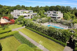 Dit verzorgd gelijkvloers appartement combineert een praktische indeling met een lichtrijke leefruimte en open keuken.Extra troeven zijn het zonnige...