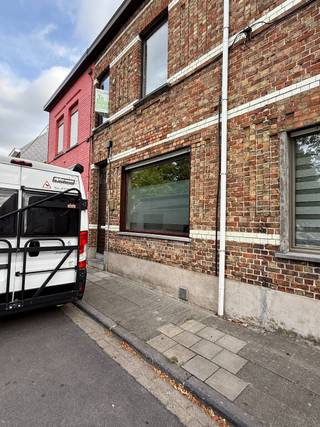 Deze woning is gelegen op een uiterst centrale ligging kortbij de winkelstraten, het Geitenpark en nog veel meer!De indeling is als volgt: inkomhal -...