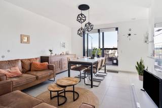 Op een uitstekende locatie te Grobbendonk treffen we dit recent en instapklaar appartement met 1 slaapkamer, autostaanplaats en carport.<br /><br />Dit prachtige gebouw bevindt zich op een centrale locatie net buiten de dorpskern van Grobbendonk, waar winkels, scholen en openbaar vervoer zich binnen handbereik bevinden. Tevens vlotte verbinding met omliggende gemeenten en oprit autostrade E313.<br /><br />We betreden het gebouw via de gezamenlijke inkomhal op het gelijkvloers. Deze brengt ons, via lift of trap, tot de bovenste verdieping, waar het appartement zich bevindt.<br /><br />Bij het binnenkomen worden we verwelkomt door de inkomhal met vestiaire mogelijkheden. Langs hier verkrijgen we toegang tot de leefruimte met gezellige zithoek, eetplaats en aansluitend volledig ingerichte keuken met alle toestellen. Alle ruimtes genieten hier van maximale lichtinval door de grote raampartijen. Het schuifraam in de leefruimte, geeft toegang tot het prachtige zonneterras waar het heerlijk vertoeven is in alle rust. Verder geniet dit schitterend appartement één ruime slaapkamer met inbouwkast en ensuite badkamer. Achterliggend de badkamer is er de aanwezigheid van een geriefelijke berging met voorziening wasmachine.<br /><br />Tot slot geniet dit appartement een privatieve autostaanplaats in de ondergrondse parking alsook een overdekte carport.<br /><br />Troeven: EPC label A, conforme elektriciteit, zonnepanelen<br />Bijkomend is het appartement uitermate geschikt voor verhuur.