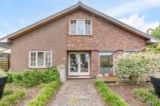 <strong>IDEALIS VASTGOED – RUIME, GERENOVEERDE EN INSTAPKLARE WONING MET 3 GELIJKVLOERSE SLAAPKAMERS, LICHTRIJKE LEEFRUIMTE MET OPEN KEUKEN ÉN AFGEWERKTE 2<sup>e</sup> VERDIEPING MET TOTALE BEWOONBARE OPPERVLAKTE VAN MAAR LIEFST +232M²!! DE WONING IS GELEGEN OP EEN KNAP PERCEEL VAN 7A 92CA IN HET GEGEERDE HERENT (PELT). Deze unieke woning omvat een ruime +-232m² netto bewoonbare oppervlakte met een gezellige woonkamer met aansluitend ruime keuken voorzien van alle comfort met aparte achterinkom/veranda, 3 slaapkamers, uitgeruste badkamer voorzien van douche en ligbad én een volledig afgewerkte 2<sup>e</sup> verdieping die fungeert als woongedeelte met eigen woonkamer, slaapkamer(s) en badkamer. De woning biedt verder een extra ruime garage, pergola, … Een unieke kans voor kandidaten op zoek naar een instapklare woning voorzien van alle luxe, ruimte en vlakbij tal van faciliteiten.</strong><br /><br /><strong>LIGGING: </strong><br />Deze knappe woning is gelegen op een aangenaam perceel in Herent (Pelt), te midden van Peer, Hamont-Achel & Bocholt. Vanuit deze locatie is men op enkele minuten aan sportfaciliteiten, openbaar vervoer, horeca,… en vooral ook een heel groene omgeving. De woning biedt aan de achterzijde een prachtig groene en omheinde tuin!<br /><br /><strong>INDELING: </strong><br /><strong>Gelijkvloerse verdieping: </strong><br />- inkomhal met toegang tot 2<span>e</span> verdieping – slaapkamer 1 – Slaapkamer 2 – Slaapkamer 3 – wasplaats/berging – badkamer voorzien van douche, ligbad en lavabo - woonkamer met aansluitend keuken voorzien van alle comfort – achterinkom/veranda – kelder –<br /><br /><strong>1<sup>e</sup> verdieping: </strong><br />– volledig afgewerkte 2<span>e</span> verdieping (+-95m²) voorzien van woonkamer, badkamer en slaapkamer met mogelijkheid tot het creëren van extra slaapkamers/ruimtes –<br /><br /><strong>Tuin: </strong><br />– Onderhoudsvriendelijke volledig aangelegde tuin met overdekte lounge en vijver – verharde oprit met zeer ruime garage –<br /><br /><strong>EXTRA TROEVEN:</strong><br />- Fijne locatie, centraal t.o.v. omliggende gemeenten<br />- Instapklare woning, goed verzorgd!<br />- woning doorheen de jaren volledig gerenoveerd<br />- Dak vernieuwd in 2020<br />- Nieuwe ramen rond 2018<br />- 21 zonnepanelen geplaatst in 2020<br />- spouwmuurisolatie<br />- Houtkachel in woonkamer<br />- Vloerverwarming<br />- Ramen voorzien van screens<br />- Functionele indeling<br />- 3 ruime gelijkvloerse slaapkamers<br />- Volledig ingerichte 2<sup>de</sup> verdieping voorzien van woonkamer, badkamer en slaapkamer(s)<br />- Praktisch aangelegde groene tuin, een oase van rust<br /><br /><strong>Stedenbouwkundige Inlichtingen:</strong><br />Bouwvergunning - Woongebied - Geen dagvaarding - Geen voorkooprecht – Geen verkavelingsvergunning<br /><br />EPC: 111kWh/m² <strong>met certificaatnummer:</strong> 20240701-0003299486-RES-1<br /><br /><strong>O-peil:</strong> niet overstromingsgevoelig gebied<br />P-score: A<br />G-score: A<br /><br /><strong>Benieuwd naar deze woning? Ons IDEALIS Team geeft U met plezier en steeds vrijblijvend de nodige informatie via e-mail , ter plaatse of op ons kantoor te Pelt.<br />Wenst U advies omtrent uw eigen woning? Graag plannen wij vrijblijvend met U een afspraak in om onze expertise met U te delen, steeds tot Uw dienst!!<br />Neem contact op met IDEALIS VASTGOED op 011/515 565 of mail naar info@idealisvastgoed.be!</strong><br />