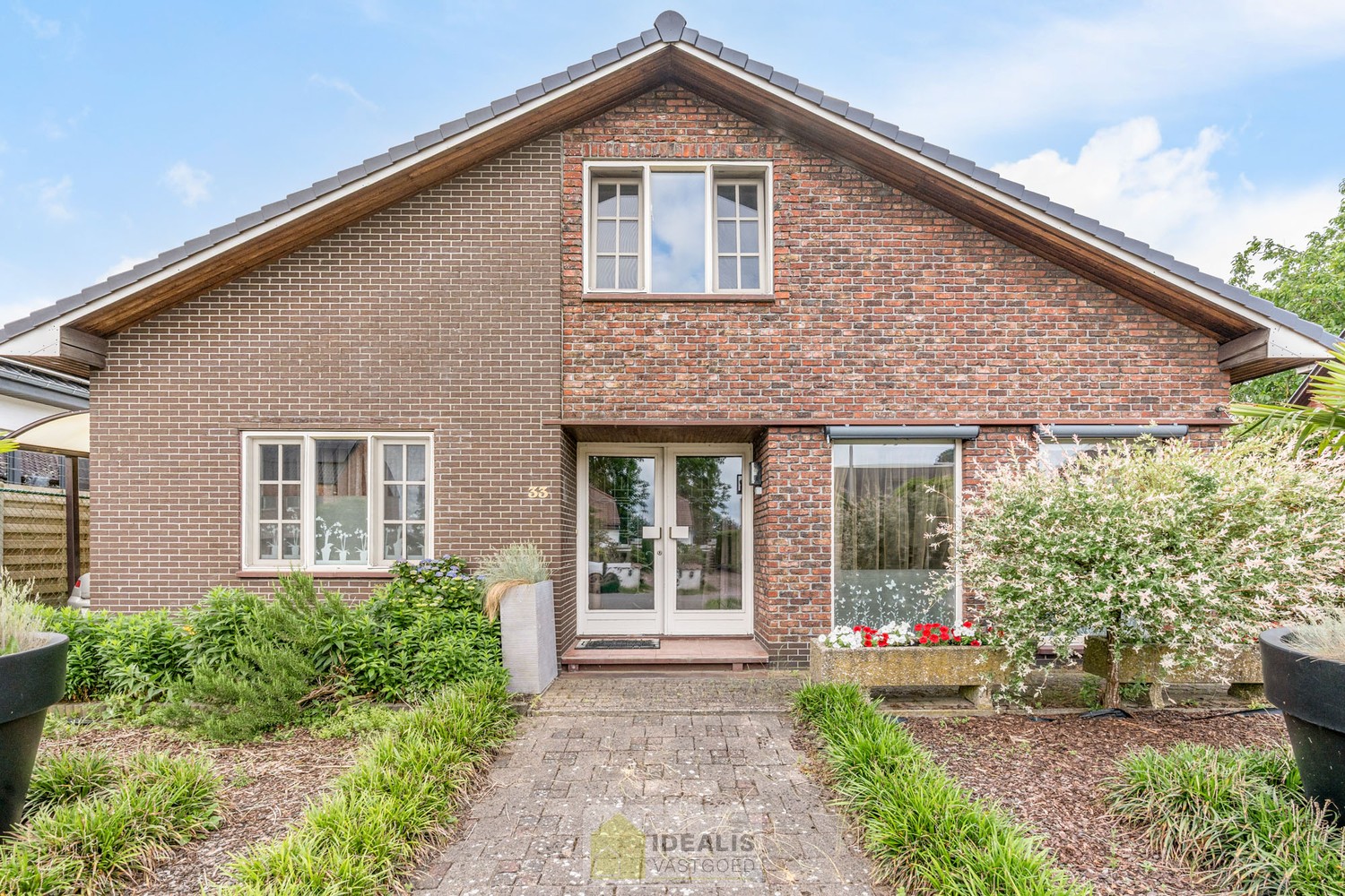 IDEALIS VASTGOED – RUIME, GERENOVEERDE EN INSTAPKLARE WONING MET 3 GELIJKVLOERSE SLAAPKAMERS, LICHTRIJKE LEEFRUIMTE MET OPEN KEUKEN ÉN AFGEWERKTE 2e VERDIEPING MET TOTALE BEWOONBARE OPPERVLAKTE VAN MAAR LIEFST +232M²!! DE WONING IS GELEGEN OP EEN KNAP PER - foto 2