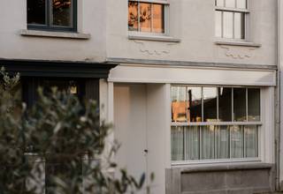 Op een bijzonder mooie locatie aan de Godefriduskaai bevindt zich deze unieke townhouse, ontworpen door architect Marc Merckx. Een woning...