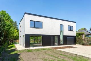 Gelegen in het rustige en groene Bonheiden, biedt deze moderne woning een oase van comfort en stijl. Met een royale bewoonbare oppervlakte van...
