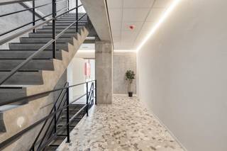 Kantoor van ca. 280 m² te huur in Marke. Dankzij de centrale ligging geniet het pand van een uitstekende bereikbaarheid. Het kantoor bestaat...