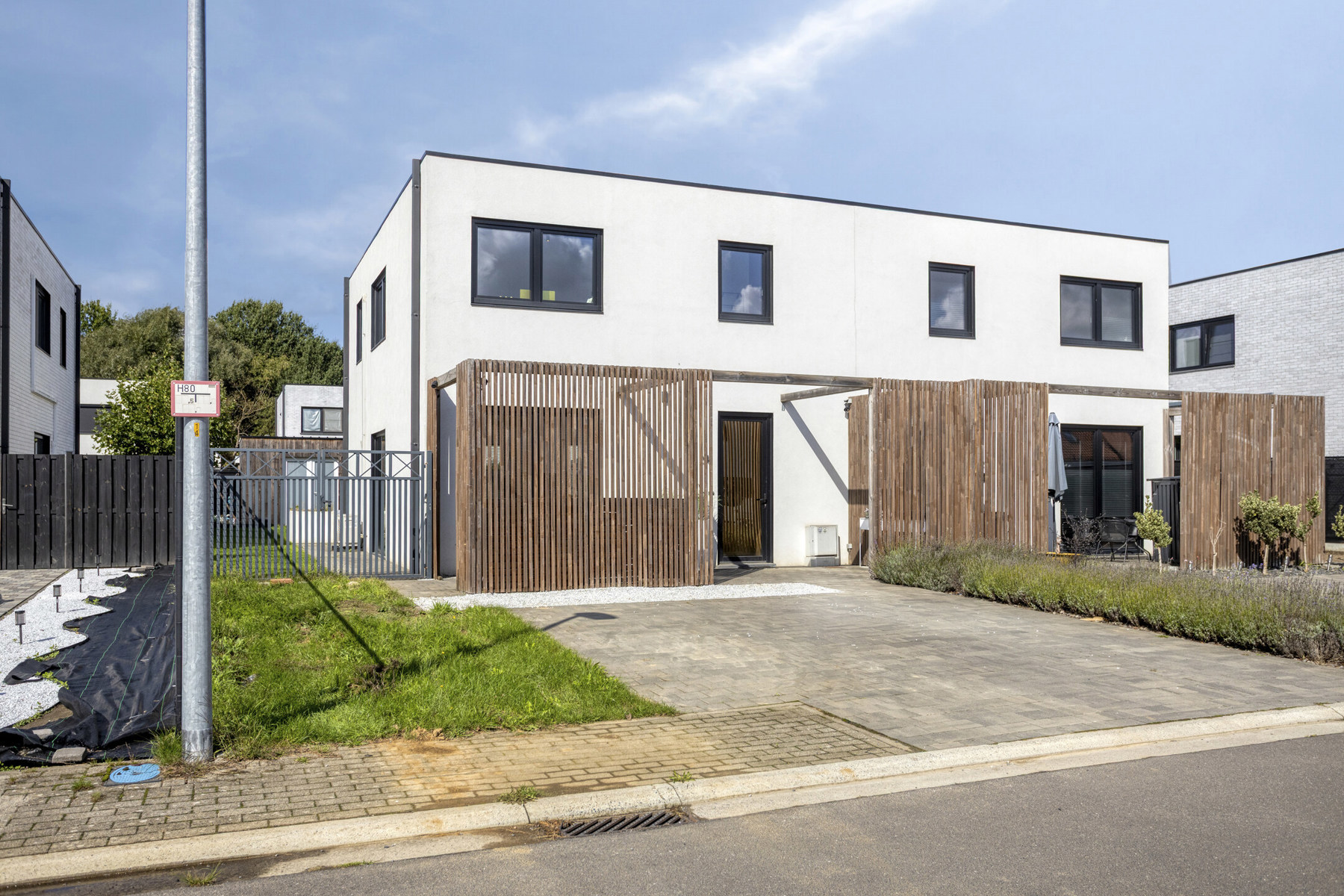 Volledig instapklare moderne halfopen woning in rustige wijk - foto 1