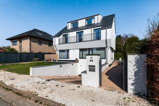 Volledig gerenoveerde (2020) villa, ideaal gelegen in een rustige en residentiële wijk, vlakbij het centrum van Sterrebeek.Gelijkvloers: Ruime...