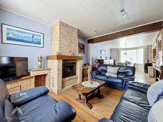 Deze verrassend ruime bel-etage geniet van een uitstekende ligging in Oostende en biedt tal van mogelijkheden voor het hele gezin.<br /><br />Op het gelijkvloers verwelkomt de inkomhal u in de woning. Hier bevinden zich de garage, een ruime badkamer met bad, douche en dubbele lavabo, een praktische berging met wasplaats en een apart toilet. Achteraan een onderhoudsvriendelijke tuin met BBQ-hoek, ideaal om in alle rust van het buitenleven te genieten.<br /><br />De eerste verdieping vormt het hart van de woning met een aangename, lichtrijke leefruimte en een aansluitende halfopen keuken. Verder vindt u hier een apart toilet, een ruime slaapkamer met dressing.<br /><br />Op de tweede verdieping bevinden zich nog twee volwaardige slaapkamers en een extra kamer die perfect kan worden ingericht als bureau of slaapkamer. Via een zolderluik bereikt u de ruime, geïsoleerde zolder die tal van mogelijkheden biedt.<br /><br />Dankzij de royale ruimtes, de praktische indeling en de gunstige ligging nabij winkels, scholen en verbindingswegen vormt deze woning een uitstekende opportuniteit voor wie op zoek is naar comfortabel en ruim wonen aan de kust.<br /><br /><br />Extra troeven<br /><br />
<ul>
<li>zonnepanelen</li>
<li>regenwaterput</li>
<li>waterverzachter</li>
<li>rustig gelegen</li>
<li>instapklaar</li>
</ul>
<br />Deze woning is te koop ZONDER makelaar via het concept van Smart Houses. Wenst u verdere inlichtingen of een bezoek? Contacteer rechtstreeks de eigenaar via 0472/27.22.74