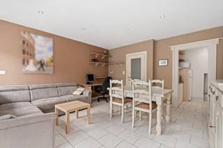 Koksijde : Dit recent gerenoveerde appartement is ideaal gelegen op het gelijkvloers, vlakbij het strand en alle voorzieningen. De woning...