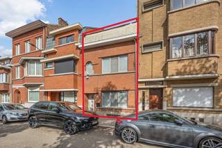 Te renoveren rijwoning met een bewoonbare oppervlakte van ca. 156 m², gelegen op een perceel van 1a66ca. Deze woning biedt een uitstekende basis voor wie op zoek is naar een karaktervolle stadswoning die volledig naar eigen smaak en woonwensen kan worden gerenoveerd.<br /><br />Op het gelijkvloers bevinden zich een inkomhal, een ruime leefruimte met eet- en zithoek, een keuken en een apart toilet. De kelderverdieping omvat een kelder met rechtstreekse toegang tot de tuin. Op de eerste verdieping zijn er twee slaapkamers, een badkamer en een nachthal. De tweede verdieping biedt bijkomende ruimte die, mits de nodige inrichting, kan worden ingericht als één of twee extra slaapkamers.<br /><br />Achter de woning bevindt zich een buitenruimte met potentieel om uit te groeien tot een gezellige stadstuin, een aangename meerwaarde in een stedelijke omgeving.<br /><br />De woning is centraal gelegen in Tienen, binnen de vesten en op korte afstand van winkels, scholen, openbaar vervoer en het station. Ook het stadscentrum met zijn handelszaken, horeca en voorzieningen bevindt zich vlot bereikbaar. De ligging combineert zo het gemak van het stadsleven met de mogelijkheid om een eigen groene buitenruimte te creëren.<br /><br />Met haar ruime indeling, drie bouwlagen en interessante ligging vormt deze woning een mooie opportuniteit voor kopers met renovatieplannen, starters of gezinnen die op zoek zijn naar een woning met potentieel. <br /><br />Bijkomende info (EPC, bodemattest, elektriciteit,...) kan U hieronder downloaden ↓