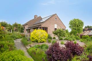 Deze mooie, instapklare woning in open bebouwing bevindt zich in Neervelp, een deelgemeente van Boutersem. De woning biedt heel aangename en heldere leefruimtes op het gelijkvloers, 3 kamers op de verdieping en volwaardige zolder- en kelderverdiepingen. De voortuin is aangelegd en de woning is omgeven door een mooie, naturelle tuin met moestuin, serre en tuinhuis. 

Omvattende:
Gelijkvloers: inkomhal, zit- en eetkamer, keuken en eetplaats, toiletruimte 
Eerste verdieping: nachthal, 3 slaapkamers, badkamer 
Zolderverdieping: 4 compartimenten
Kelderverdieping: wasruimte, bureau en technische ruimte, berging, garage
Oprit, terras en tuin: oprit, aangelegde tuin met terras en tuinhuis

Ligging: de woning bevindt zich in Vertrijk, een deelgemeente van Boutersem, en biedt een bijzonder gunstige bereikbaarheid. Bushaltes zijn vlakbij, de aansluiting met de E40 bevindt zich op 1 km en het station van Vertrijk is op 2,5 km.  

De beschikbaarheid van deze woning is onderling overeen te komen. 

Bekijkt u dit pand via één van onze aanverwante websites, dan verwijzen wij u graag door naar onze eigen website. https://www.itimmo.be/vertijksestraat-21-boutersem

