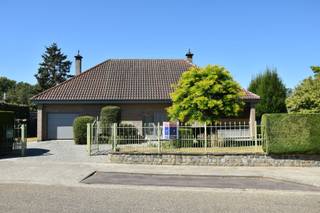 Ruime woning met volgende eigenschappen:<br />° Gelegen in rustige buurt<br />° Goed onderhouden huis<br />° Omheind met hekwerk<br />° Degelijke afwerking<br /><br />INDELING:<br /><br />° Niveau 0:<br />Centrale inkomhal met gastentoilet - living - keuken - badkamer - slaapkamer - wasplaats - garage - terras - tuin.<br /><br />° Niveau +1:<br />Overloop - slaapkamer met aparte zolderruimte - slaapkamer met aparte zolderruimte.<br /><br />Vraag een bezichtiging aan via de knop 'Ik ben kandidaat', die u enkel zal kunnen terugvinden op de website van confideo-immo.
