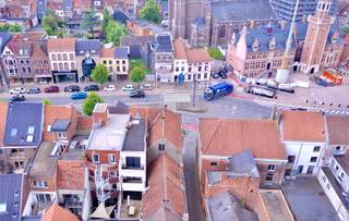 ** Biedingsysteem: bieden vanaf 285.000 EUR. Meer info op kantoor.
Surf naar onze website voor meer informatie over de verkoop van deze woning. www.vastgoedunicum.be
Ideaal gelegen commercieel pand mét woonst op de markt van Eeklo. Door zijn ligging heb je al een uitstekende visibiliteit voor voetgangers, fietsers en autoverkeer. Met extra surplus, een openbare parking voor de deur én openbare fietsenstalling.
Ideaal om wonen en werken te combineren.
Dit pand kan multifunctioneel gebruikt worden. Met een ruime oppervlakte van 110m2 voor handel én bijkomende nog een ruim woongedeelte met bureau, 4 slaapkamers, 2 badkamers én een toilet per verdieping.
Het pand is ingedeeld in:
Handel: de volledige gelijkvloerse verdieping met een etalage, een winkelruimte, een toilet en een stockageruimte.
Woongedeelte vanaf de eerste verdieping: Bureau en leefruimte met uitgeruste open keuken met zit- en eetplaats. Door het schuifraam komen we op het ruim en gezellig terras. Op de tweede verdieping zijn er 2 slaapkamers voorzien waarvan 1 met zuidgericht terras, een badkamer (ligbad, douche, lavabo en toilet). Op de derde verdieping vinden we nog eens 2 slaapkamer waarvan 1 met zuidgericht terras, een apart toilet en een douchekamer.
Aankoop ruime aparte garage/magazijn (70m²) mogelijk (bv als extra stock).
Wens je een bezoek te brengen? Bel Unicum op 093361615 of mail info@vastgoedunicum.be
Tot binnenkort!
Virtuele rondleiding?
https://youtube.com/shorts/UXZzCuEPFaI