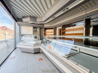 UITERST GUNSTIG GELEGEN HANDELSPAND met WOONST, gelegen op een toplocatie met HOGE VISIBILITEIT nabij het CENTRUM van Oudenaarde. Dankzij de BRUIKBARE VLOEROPPERVLAKTE van ca. 339 m² biedt deze eigendom na MODERNISERING een brede waaier aan MOGELIJKHEDEN voor wie wonen en werken wil combineren. Het HANDELSGEDEELTE bestaat uit een WINKELRUIMTE van ca. 22 m² met daarachter een RUIME WERKPLAATS van ca. 150 m². Aan de achterzijde bevinden zich bovendien een aparte doucheruimte met toilet en 2 GARAGES met rechtstreekse toegang tot de werkplaats, ideaal voor stockage, atelieractiviteiten of laden en lossen. De WOONST beschikt over een ruime leefruimte, een ingerichte keuken, een wasplaats, een badkamer en een veranda. Op de verdieping bevinden zich 5 slaapkamers en 2 extra bureau- of hobbyruimtes. Daarnaast beschikt de woning over 2 zolders bereikbaar via een vaste trap, die verdere UITBREIDINGSMOGELIJKHEDEN bieden.<br />Buitenshuis geniet u van een zonnig stadstuintje met terras, een aangename buitenruimte in een centrale omgeving.<br /><br /><span><u><strong>Een BELANGRIJKE TROEF is dat het pand reeds beschikt over 2 HUISNUMMERS en kadastraal opgesplitst is in 2 PERCELEN, waardoor een opsplitsing naar TWEE AFZONDERLIJKE WOONEENHEDEN relatief eenvoudig realiseerbaar is.</strong></u></span><br /><br />Adres: Galgestraat 31-33 te Oudenaarde<br /><br />EPC: Label C en E, G-score en P-score D, Renovatieverplichting van toepassing (deels), Bestuursmaatregelen in het maatregelenregister: Neen