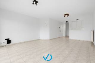 Dit recent gerenoveerde appartement in Residentie Peegie combineert modern wooncomfort met een uitstekende ligging. De Grote Markt, winkels, openbaar vervoer en tal van andere voorzieningen bevinden zich op wandelafstand. Bovendien geniet u van een vlotte bereikbaarheid via diverse belangrijke invalswegen.<br /><br />Het appartement is als volgt ingedeeld: via de inkomhal komt u in de lichtrijke leefruimte met open keuken, die volledig is uitgerust met hedendaagse toestellen. Vanuit de nachthal bereikt u de slaapkamer en de volledig vernieuwde badkamer, voorzien van een moderne douche en wastafel. De slaapkamer biedt bovendien rechtstreeks toegang tot een aangenaam terras, voorzien van een praktische berging. Daarnaast beschikt het appartement over een tweede terras, een aparte berging en een afzonderlijk toilet. Achteraan het gebouw bevindt zich een private garagebox in het afgesloten garagecomplex.<br /><br />Het appartement werd recent gerenoveerd in augustus 2026 en beschikt onder meer over centrale verwarming op aardgas, EPC-label B en een videofoon. Dankzij de centrale ligging, de recente renovatie, de terrassen en de garage is deze eigendom bovendien bijzonder interessant als investering.<br /><br />Op zoek naar een instapklaar appartement met garage op een toplocatie in het centrum van Roeselare? Neem vandaag nog contact met ons op voor een bezoek en ontdek zelf de vele troeven van deze eigendom!
