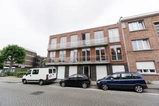 Prachtig appartement in een recent gebouw met groot zonneterras op Domein Haspengouw. <br />Indeling: inkomhal (6m²) met apart toilet, 2 slaapkamers (14m² &amp; 9m²), aparte ingerichte dressing, ruime en lichte living met open ingerichte keuken (koelkast, oven, kookvuur, dampkap) en berging met aansluiting voor wasmachine (2,5m²). Badkamer met ligbad, toilet, dubbel lavabomeubel en aparte douche cabine. <br />Algemene onkosten € 75,00 (onderhoud lift en gemene delen). <br />Alle verbruik met individuele meters. <br />Beschikbaar vanaf 01/08/2026<br />EPC: 112 kWh (label B)<br />1e verdieping met lift. Privatieve kelderberging. <br />Op een boogscheut van het Portugezenhof.