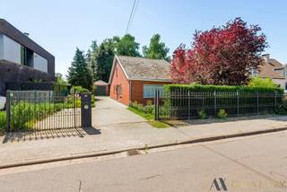 Te renoveren bungalow met twee slaapkamers, gelegen op een ruim perceel van 1034 m² in een bijzonder rustige omgeving nabij de prachtige Scheldedijk. Deze woning biedt een unieke kans voor wie op zoek is naar een renovatieproject met veel potentieel op een toplocatie in het groen. De indeling omvat een inkomhal, een lichtrijke leefruimte, een aparte zitplaats, een keuken, twee slaapkamers en een technische ruimte. De grote tuin met groenzicht garandeert volledige privacy en een oase van rust. Dankzij het royale perceel en de charmante ligging is dit pand ideaal voor wie zijn droomwoning wil realiseren in een landelijke, maar toch goed bereikbare omgeving. EPC: 575 kWh/m²jaar, unieke code: 3414439. Neem vandaag nog contact met ons op voor een bezichtiging via 03/283.84.84