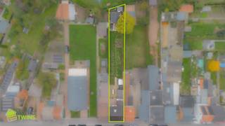 <p>Deze woning met een bewoonbare oppervlakte van 185 m² bevindt zich op een perceel van 420 m² in een rustige straat nabij het centrum van Grembergen. Dankzij de 4 slaapkamers, praktische indeling en energiezuinig EPC-label B, biedt deze woning een ideaal evenwicht tussen comfort, efficiëntie en ligging.</p><p><br /><strong><u>Indeling</u></strong></p><p><br /><u>GLV</u><br />Op het gelijkvloers betreed je de woning via de inkomhal die toegang biedt tot de gezellige leefruimte. De volledig uitgeruste keuken beschikt over een ingebouwd inductievuur en oven, en grenst aan de wasplaats met aansluitingen voor wasmachine, droogkast en afwasmachine. Deze ruimte werd bovendien voorzien van vaste kasten voor extra opberggemak.<br />Verder vind je op dit niveau nog een apart toilet, een praktische berging met doorgang van straat naar tuin, en een extra buitenberging met toegang vanaf het terras. De verzorgde tuin is voorzien van een tuinhuis met elektriciteit en twee bijkomende bergruimtes voor afval, wat zorgt voor een nette en georganiseerde buitenomgeving.</p><p><br /><u>1steV</u><br />Op de verdieping, uitgerust met centrale verwarming, bevinden zich een ruime slaapkamer met dressing, een tweede slaapkamer, een doorloopkamer die eveneens als slaapkamer kan dienen, en een badkamer met douche en toilet.</p><p><br /><u>2deV</u><br />Via een vaste trap bereik je de zolderverdieping, waar zich nog een vierde slaapkamer bevindt. De technische ruimte met valtrap biedt plaats aan de verwarmingsketel en is niet beloopbaar.<br />Extra troeven<br />– Energiezuinig met EPC-label B -197kwh/m2<br />– Vier slaapkamers met praktische indeling<br />– Vernieuwingswerken zoals: dak, gevel, badkamer, centrale verwarming…<br />– Rustige ligging nabij centrum van Grembergen, winkels en openbaar vervoer</p><p><br />Voor meer informatie of een persoonlijk bezoek kan u steeds contact opnemen –<br />052/55.55.55 of 0479/36.88.14 | info@immotwins.be – maxime@immotwins.be<br />| www.immotwins.be</p>