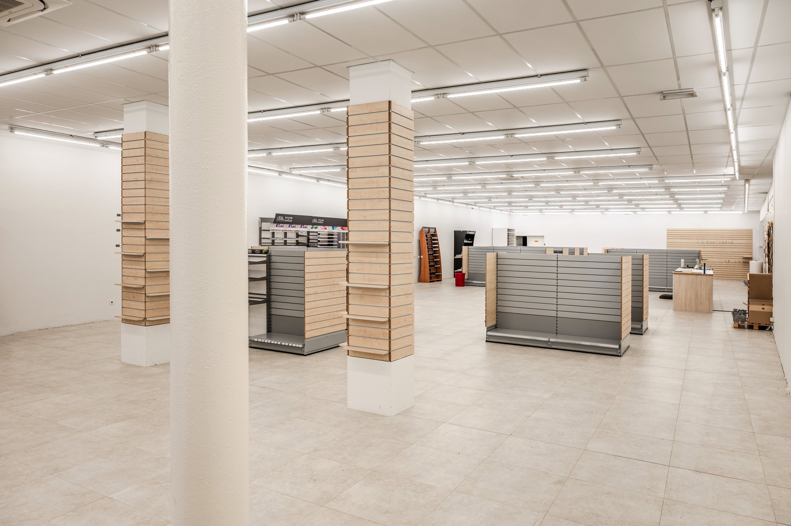 Iconische cinemazaal met woonunit en commerciële ruimtes – ±760 m² potentieel in hartje Sint-Niklaas - photo 5