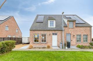 Op zoek naar een instapklare woning die comfort, luxe én een uitstekende ligging combineert? Deze recente bijna-energieneutrale nieuwbouwwoning...