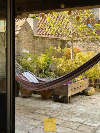 Een schilderachtige locatie - je waant je in Umbrië of Toscane - aan het Sint-Maartensplein, een rechthoekige plaats met enkele grote...