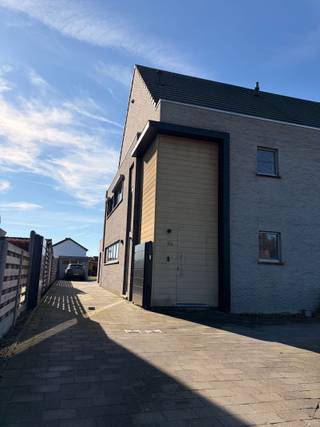 Deze recente woning (bouwjaar 2011) is gelegen op korte afstand van het centrum van Merksplas en geniet van een vlotte bereikbaarheid. De woning beschikt over ca. 220 m² bewoonbare oppervlakte op een perceel van 550 m².<br /><br />Op het gelijkvloers bevindt zich een lichtrijke leefkeuken met aansluitende leefruimte. Daarnaast zijn er een bureau, een praktische berging en een apart toilet.<br /><br />Op de eerste verdieping bevinden zich 2 volwaardige slaapkamers, een badkamer en een aparte wasruimte. Op de tweede verdieping is er een derde volwaardige slaapkamer en een kleine zolderruimte.<br /><br />De woning is voorzien van zonnepanelen en beschikt over een gunstig EPC, wat zorgt voor een energiezuinig verbruik. Daarnaast is er een regenwaterput van 5.000 liter aanwezig. De tuin biedt voldoende buitenruimte. Winkels, scholen en verbindingswegen bevinden zich in de nabije omgeving.