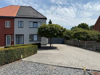 <p>Prachtig gerenoveerde halfopen bebouwing op een perceel van 5a 50ca, voorzien van alle hedendaagse comfort en een uitstekend EPC-label A, 89 kWh/ (m² jaar).<br /><br /><span></span>Indeling: inkomhal, apart toilet, ruime leefruimte, eetkamer, keuken, berging, prachtige veranda, nachthal, 2 slaapkamers, badkamer met douche en ligbad, volledig afgewerkte zolder (ideaal als thuiskantoor, logeerkamer of hobbyruimte), droge kelder, vrijstaande garage en carport.<br /><br />De woning beschikt over een stijlvolle lounge pool (3 x 3 m) met eigen warmtepomp en een volledig uitgeruste buitenkeuken met koelkast, kookplaat en afsluitbare zeilen, zodat je het hele jaar door van het buitenleven kunt genieten.<br /><br />Verder beschikt de woning over een vrijstaande garage, carport en parkeergelegenheid voor maar liefst vier wagens.<br /><br />Tussen 2015 en 2025 werd de woning hoogwaardig gerenoveerd met oog voor kwaliteit en duurzaamheid<br />Dankzij het hoogwaardig geluidswerend glas geniet je van een vlotte bereikbaarheid zonder in te boeten aan wooncomfort.<br /><br /><span>Contacteer ons kantoor voor meer info of een bezoek ter plaatse via 0472/533.946 of mail </span>info@immo-b.be!</p>