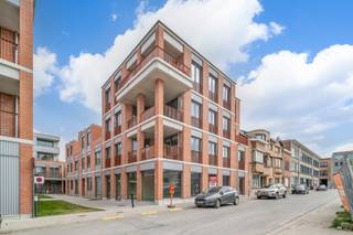 Droom jij van een eigen handelszaak of kantoor op een zichtlocatie? Of ben je op zoek naar een slimme investering in een bruisende gemeente met toekomst? Dan is dit jouw kans!<br /><br />Centraal gelegen in Machelen, vlakbij scholen, winkels, horeca en met vlotte bereikbaarheid via de R0 en E19. Dankzij de ligging van dit casco pand geniet je van maximale visibiliteit en een constante stroom van voorbijgangers.<br /><br />Troeven van deze commerciële ruimte:<br /><br />· Ruim en lichtrijk nieuwbouwpand<br />· Flexibele indeling, geschikt voor, kantoor of dienstverlening<br />· Mogelijkheid tot aankoop van parkeerplaatsen en/of kelder<br /><br />Tip: voor de snelle beslissers is dit pand ook combineerbaar tot een ruim pand van 105m² met 2 ingangen (bij aankoop van de naastgelegen unit)<br /><br />Perfect voor ondernemers die op zoek zijn naar zichtbaarheid, bereikbaarheid en groeipotentieel.<br /><br />Grijp deze kans en laat jouw zaak bloeien in het kloppend hart van Machelen!<br />Dit is een aanbod dat je niet wilt missen!