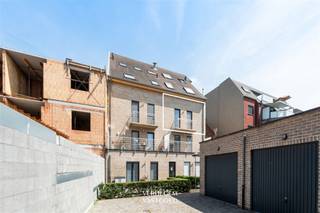 <p><span>Ligging<br /></span><span>Gelegen in het hart van Ertvelde, met een prachtig uitzicht op de mooie Lindenlaan.<br />Alle voorzieningen zoals winkels, een wekelijkse markt, scholen, sportinfrastructuur en de R4 bevinden zich op korte afstand.<br />Dit is een zeer aangename woonomgeving.<br /><br /></span><span>Energiezuinig en instapklaar appartement met zicht op groen <br /></span><span>Op de tweede verdieping vind je dit verzorgd appartement. <br />Je bereikt het makkelijk met de lift of de trap.<br />Via de inkomhal kom je door de glazen deur in de ruime leefruimte met open keuken. <br />Dankzij de grote ramen geniet je hier van een mooi zicht op de kruinen van de lindebomen. <br />Een plek waar rust en licht samenkomen.<br />Het appartement beschikt over twee slaapkamers, een badkamer met douche en ligbad en een praktische berging. <br />De garage is een grote meerwaarde en zorgt voor extra comfort.<br /><br /></span><span>Troeven<br /></span><span>/ wonen aan de mooie Lindenlaan<br />/ degelijk en goed onderhouden<br />/ energiezuinig met EPC-label A<br />/ garage inbegrepen<br />/ genieten van het groen vanuit je leefruimte<br /><br /><br /></span></p>