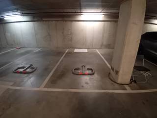 <p>Een ondergrondse autostaanplaats te huur onder toren 4 onder de' Westkaai-Torens'.<br /><strong>Bijzonderheden:</strong><br />De garagepoort is te bedienen met een zender/afstandsbediening.<br />Onmiddelijk beschikbaar</p>
