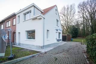 Energiezuinige woning met 2 slaapkamers en tuin! De indeling is als volgt: op het gelijkvloers bevinden zich een inkomhal, gezellige woonkamer,...