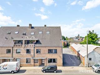 <p><span>Appartement op de eerste verdieping met terras </span></p><p><span> </span></p><p><span>Ben je op zoek naar een </span><span>instapklaar, modern en energiezuinig appartement</span><span> op een centrale ligging? Dan is dit recent vernieuwde appartement in de </span><span>Wezelstraat 13 te Wevelgem</span><span> absoluut een bezoek waard!</span></p><p><span> </span></p><p><span>Dit appartement geniet van een </span><span>uitstekende ligging</span><span> op wandelafstand van winkels, scholen, openbaar vervoer en andere voorzieningen. Bovendien zit je op enkele minuten van belangrijke invalswegen richting Kortrijk, Menen en de E403. Rustig wonen met alles dichtbij de perfecte combinatie!</span></p><p><span> </span></p><p><span>Bij binnenkomst ervaar je meteen de </span><span>lichte en frisse uitstraling</span><span> dankzij de volledige schilderwerken en de kwalitatieve afwerking.<br />De indeling is als volgt:</span></p><ul><li><span>Een gezellige </span><span>woonkamer</span><span> met ruimte voor eet- en zithoek</span></li><li><span>Een </span><span>volledig uitgeruste keuken</span><span> met moderne toestellen</span></li><li><span>2 ruime slaapkamers</span></li><li><span>Een </span><span>vernieuwde badkamer</span><span> met douche en lavabo</span></li><li><span>Een </span><span>apart toilet</span></li><li><span>Een </span><span>praktische berging</span></li><li><span>Een privatief </span><span>terras </span></li></ul><p><span>Troeven</span><span><br />- EPC-label </span><span>A</span><span> energiezuinig wonen<br />- Volledig geschilderd en instapklaar<br />- </span><span>Airco/warmtepomp</span><span> aanwezig voor extra comfort<br />- </span><span>Goedgekeurde elektriciteit</span><span><br /><br /><br /></span></p><p><span>Mogelijkheid tot aankoop van een </span><span>garage</span></p><p><span> </span></p><p><span>Dit appartement is ideaal voor wie op zoek is naar een zorgeloze woonst met lage energiekosten, een moderne afwerking en een gunstige ligging.</span></p><p><span>Interesse? Neem snel contact op voor meer informatie of een bezoek ter plaatse!</span></p><p><span> </span></p>