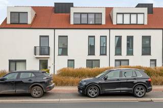 <strong>Recent 2 slaapkamer appartement met ruim terras en autostaanplaats in het centrum van Merksplas. </strong><br /><br />Indeling: <br />We betreden het appartement via de inkomhal, er is een aparte toiletruimte met handenwasser. Berging/wasplaats met plaats voor wasmachine en droogkast. Woonkamer met veel lichtinval die ook toegang geeft tot het ruime terras. <br />Open keuken voorzien van de volgende toestellen nl. inductiekookplaat, afzuigkap, koelkast, vaatwasmachine en combi-oven. <br />De badkamer beschikt over inloopdouche en badkamermeubel met dubbele lavabo. Verder zijn er nog twee slaapkamers.<br /><br />Bijzonderheden:<br />- EPC: A-label<br />- Lift aanwezig<br />- Beschikbaarheid: 1/01/2026<br />- Autostaanplaats<br />- Gemeenschappelijke fietsenberging