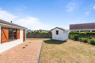 <strong>Wenduine: Instapklare vakantiewoning te koop op 300m van de zee!</strong><br /><br />Bent u op zoek naar een zorgeloos tweede verblijf aan de Belgische kust of een interessante investering? Dan is dit charmante duinenhuis precies wat u zoekt!<br /><br />Gelegen in het verzorgde Villa Park Haerendycke, tussen Wenduine en Blankenberge geniet u hier van een rustige en groene omgeving, vlakbij het strand, de duinen en de zee. Daarenboven bevinden ook winkels, horeca en openbaar vervoer zich op korte afstand.<br /><br /><strong>Indeling</strong>: inkomhal, open keuken, woonkamer, afzonderlijk toilet, berging en 2 volwaardige slaapkamers. <br /><br />Daarbovenop beschikt de woning over een zuidgerichte tuin met een kwalitatief tuinhuis dat grenst aan een weiland, waardoor u dagelijks kunt genieten van een open uitzicht en extra privacy. Plus een privé autostaanplaats is inbegrepen in de prijs.<br /><br /><strong>Troeven</strong>
<ul><li>Instapklaar</li><li>EPC B</li><li>Zuidgerichte tuin + privacy</li><li>Autostaanplaats</li></ul>
Meer informatie? Contacteer Ilse op het nummer 0456 96 04 61
