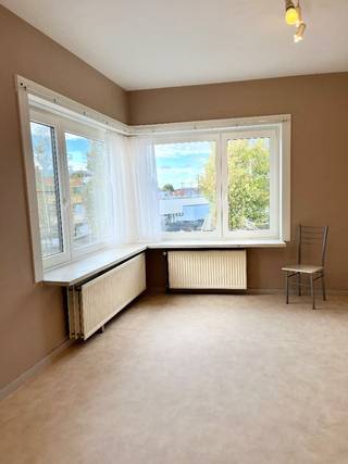 Welkom in deze vrije studio(van binnen 31m²) op het 2de verdiep te koop met de volgende indeling:inkomhal, open leefruimte met prachtig zicht op de...