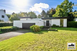 <p><span><span>Alweer VERKOCHT op 1e BEZOEKDAG. Contacteer RANDY REMUE 0479/99.99.90 als u ook op 1 DAG wil verkopen.</span></span></p><p>"ABSOLUTE TOPPER" - Afspraak ENIGE BEZOEKDAG ENKEL telefonisch via Randy Remue of Anneleen Waeremoes op 0479/ 99. 99. 90, meer info via Facebook "Remue Randy" - LIKE de pagina en blijf op de hoogte van alle nieuwe woningen. De stukken van de woning zijn te consulteren op www.immo-zone.be. In ZOTTEGEM vinden we te Steenweg op Aalst 127, deze knappe, architecturale VILLA met prachtige groene tuin terug. Indeling: De oprijlaan leidt ons naar de voordeur van deze prachtige woning. De ruime inkomhal brengt ons via de dubbele glazen deur naar de lichtrijke leefruimte met sublieme lichtinval. De leefruimte herbergt nog een cosy area met haard. De woning beschikt over 3 slaapkamers, elk voorzien van ingebouwde kasten en een bureelruimte. De badkamer bestaat uit een ligbad en dubbele wastafel. De woning beschikt ook over een grote dubbele garage. Het is zalig vertoeven in de prachtige zuidgerichte tuin op een perceel van maar liefst 26a en 27ca. Deze woning is een ABSOLUTE TOPPER voor gezinnen, ondernemers  of investeerders. Gelegen vlakbij winkels, scholen, openbaar vervoer en op 8,5 km van de autosnelweg. Renovatieplicht van toepassing. <br />P-score: A / G-score: A. VOOR ZEER SNELLE BESLISSERS!!<br />IMMO ZONE RHODELAND  RANDY REMUE - ANNELEEN WAEREMOES  0479/ 99. 99. 90</p>