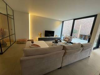 Bent u op zoek naar een modern, nieuw, knap afgewerkt, ruim gelijkvloers appartement met garage vlak in de stad? Met liefst 2 slaapkamers en...