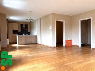 Het appartement heeft de volgende indeling: Men komt binnen via de inkomhal waarna men in de ruime en lichtrijke living komt (parket, 27m²)...