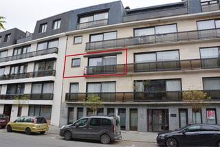 Dit appartement (2<sup>e</sup> verdieping van Residentie Mandragora) is gelegen op een steenworp van het station beschikt over 2 slaapkamers. Men betreedt het appartement via een aparte inkom met gastentoilet (+ handwasser), vervolgens komt men in de living/eetkamer (met massieve parketvloer). De ingerichte keuken heeft een aangrenzende wasruimte. Er zijn 2 slaapkamers met een laminaatvloer en een badkamer met een dubbele wastafel, ligbad en douche. Het appartement beschikt ook over een kelderberging en er is een lift in het gebouw.<br />