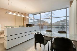 Aandelenverkoop van een vennootschap die een multifunctioneel bedrijfsgebouw bevat te Izegem van ca. 1.650 m² met luifel van 150 m² + verhard buitenterrein geschikt voor parkeren en manoeuvreren van (vracht)wagens, gelegen op een zeer strategische ligging nabij de op- en afrit van de E403. Totale grondoppervlakte van 3.396 m².Specificaties: - Sectionale poort- Grote lichtstraten met opengaande delen- Vrije hoogte 6m- Mezzanine- 3 fasen elektriciteit- Alarmsysteem- verwarming op mazoutAanwezigheid van kantoor voorzien van ontvangstruimte, bureel, vergaderzaal, kitchenette en douche. Aanwezigheid van rolbruggen.Circulatie rondom het gebouw is mogelijk. Verkoop onder aandelen. Bent u geïnteresseerd in bedrijfsvastgoed bestaande uit een multifunctioneel bedrijfsgebouw te koop te Izegem? Aarzel dan niet en contacteer Dewaele Business Roeselare via 051 21 22 23. Bestuursmaatregelen in het maatregelenregister: in aanvraag